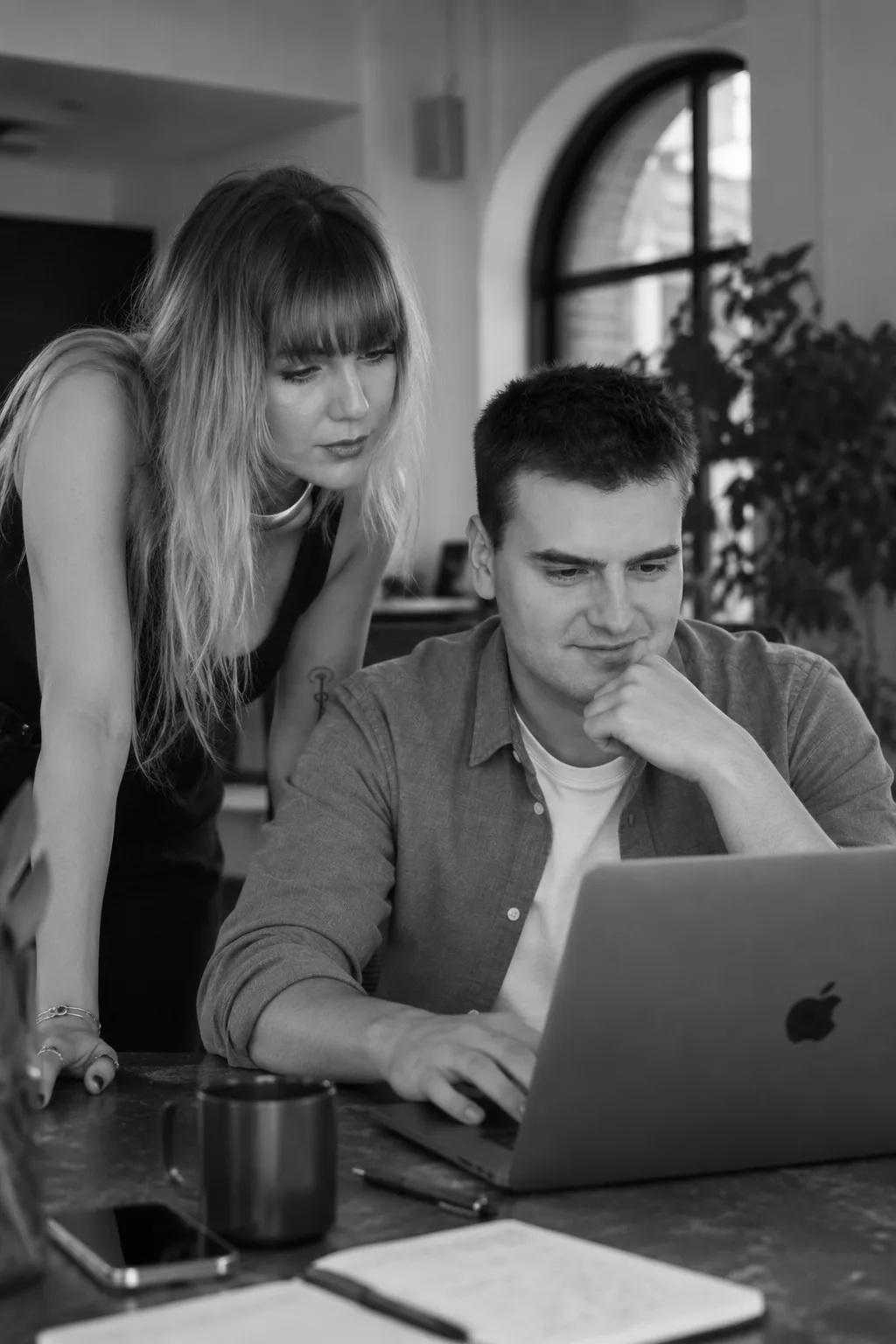 Thea Ardeleanu și David Gorgan lucrând împreună la un laptop